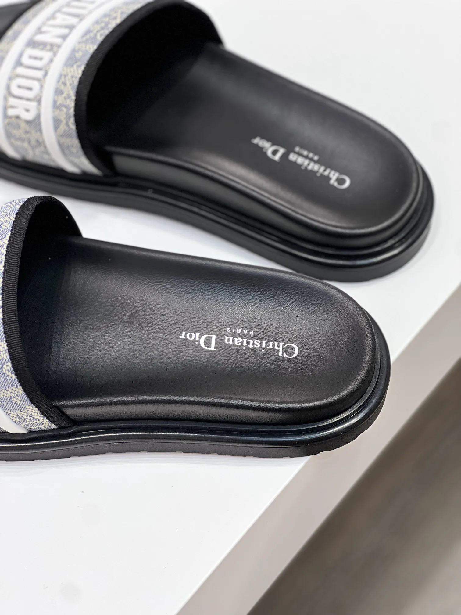 Men's men's shoes💰320【DIOR】🐝🐝Top version. 2024ss Dior’s latest men’s slippers are a must-have. Dior Alias ​​Men's Genuine Leather Slippers This summer new Alias ​​sandal embodies a casual and elegant style. Carefully crafted from grained cow leather and Oblique printed fabric, with cowhide lining! Cross-strap design with metal-clad brass CD Diamond logo. The imported cowhide leather and rubber sole adds sophistication and comfort, while Oblique print-effect anti-slip panels add style. Size39-44 (customized at 38.45)